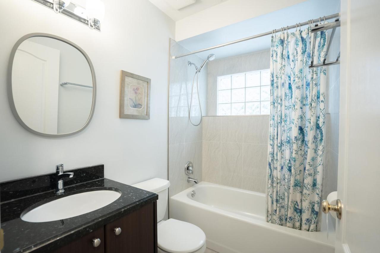 Adorable 1-bedroom suit with independent entrance New Westminster Buitenkant foto
