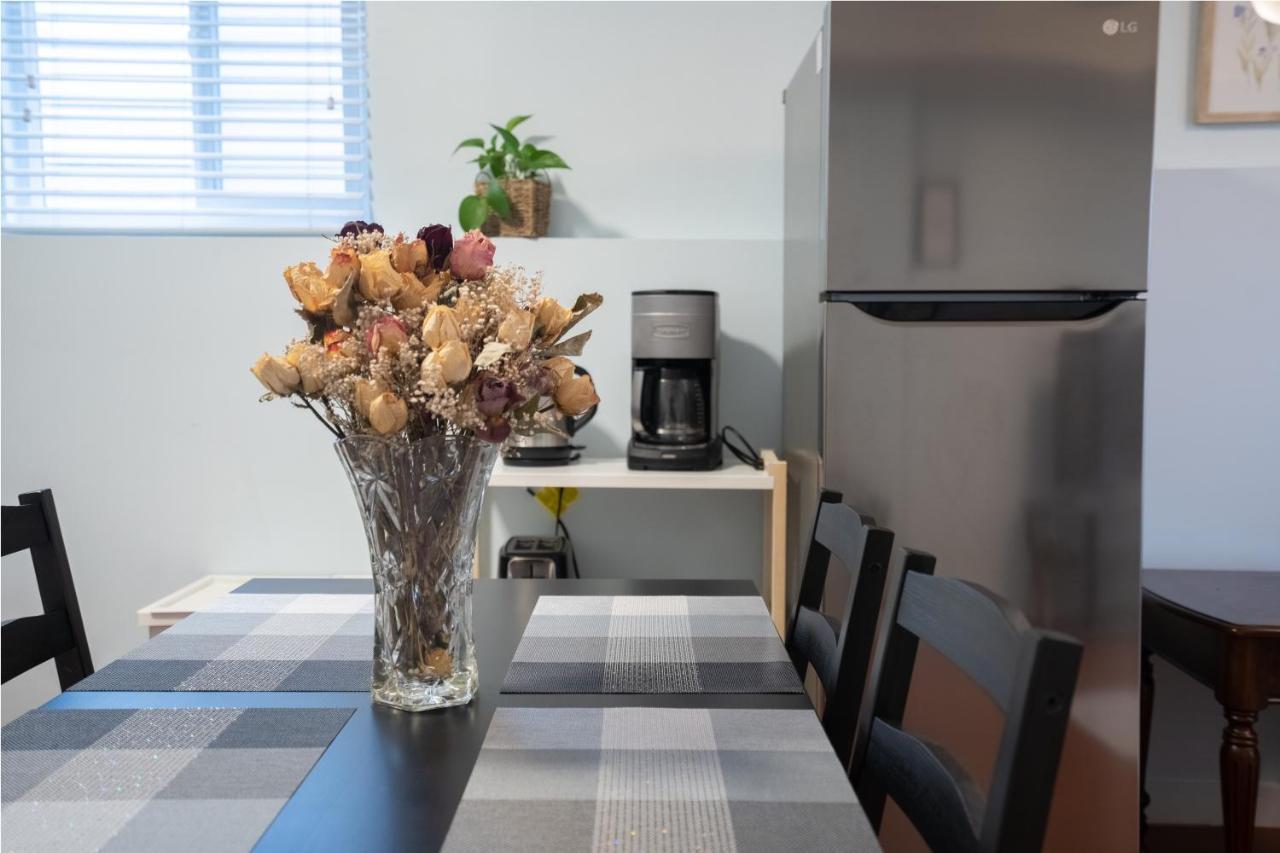 Adorable 1-bedroom suit with independent entrance New Westminster Buitenkant foto